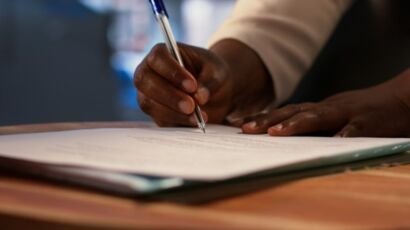 Candidat rédigeant une lettre de motivation en Côte d’Ivoire