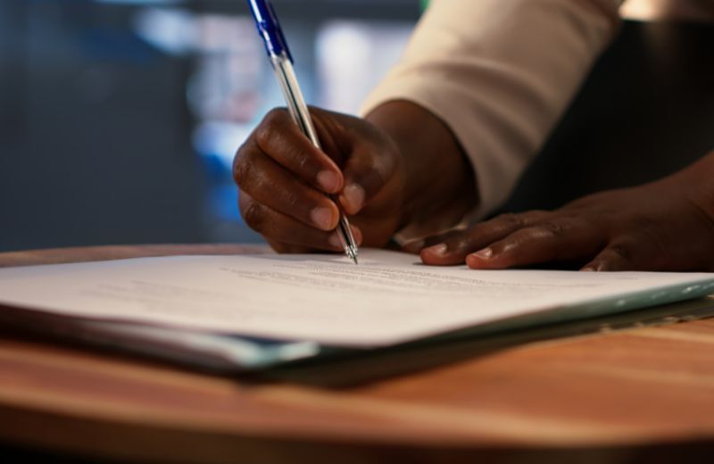 Candidat rédigeant une lettre de motivation en Côte d’Ivoire