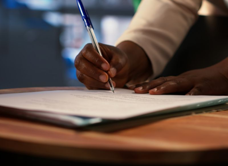 Candidat rédigeant une lettre de motivation en Côte d’Ivoire