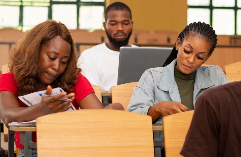 Étudiants en centre de formation et université en Côte d’Ivoire.