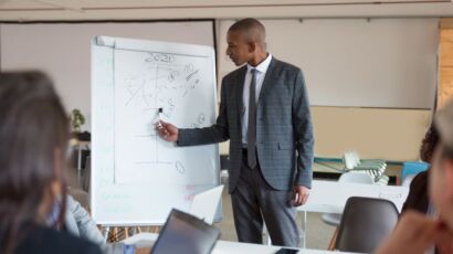 Jeune entrepreneur en formation tout en lançant son activité à Abidjan