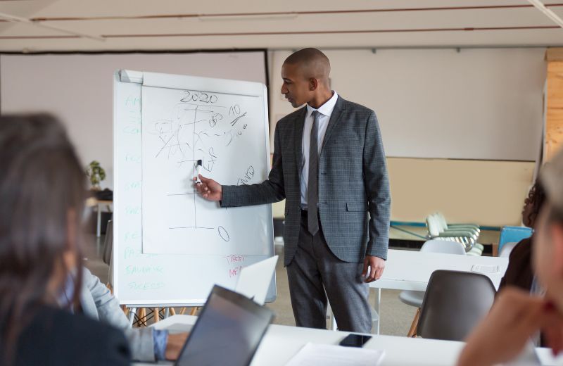 Jeune entrepreneur en formation tout en lançant son activité à Abidjan