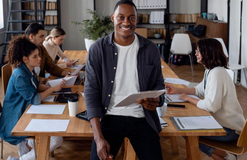 Jeunes diplômés intégrant des secteurs porteurs en Côte d’Ivoire