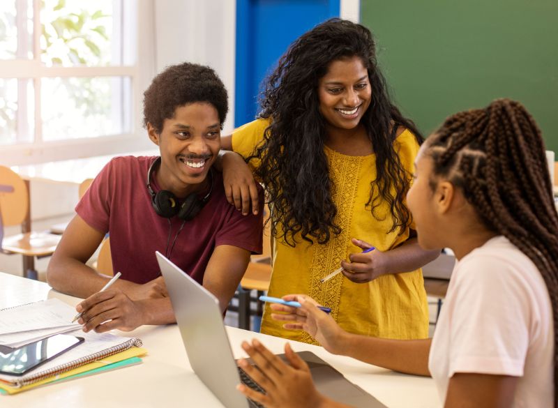 Jeunes en formation courte à Abidjan pour apprendre un métier en 3 mois