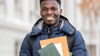 Jeune diplômé préparant son CV pour postuler à un emploi