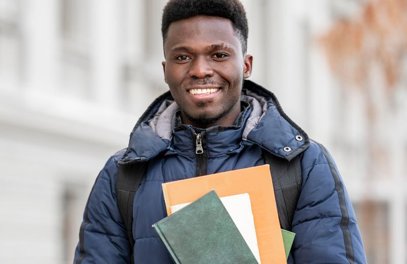 Jeune diplômé préparant son CV pour postuler à un emploi