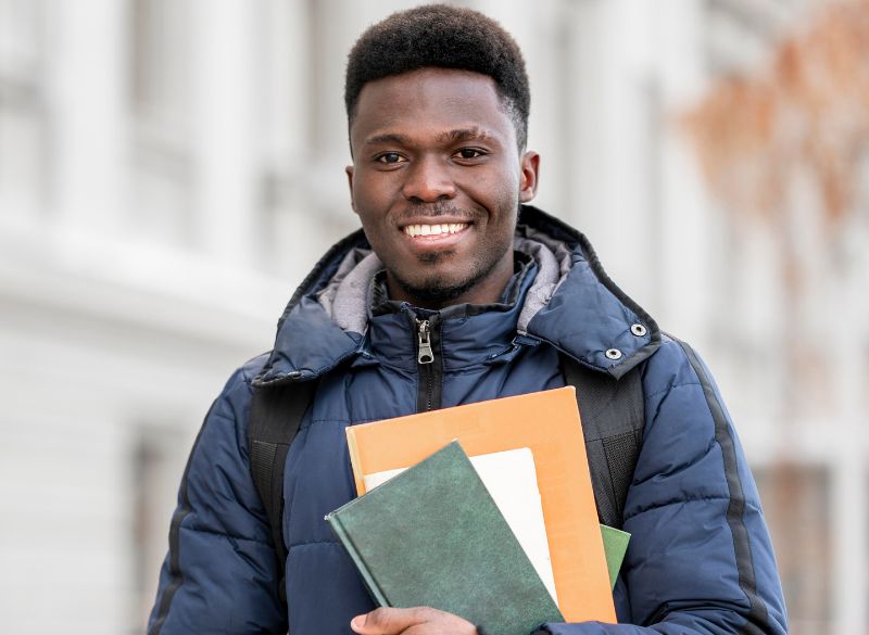 Jeune diplômé préparant son CV pour postuler à un emploi