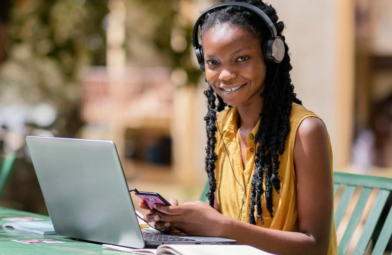 Étudiant ivoirien suivant une formation en ligne sur son ordinateur portable