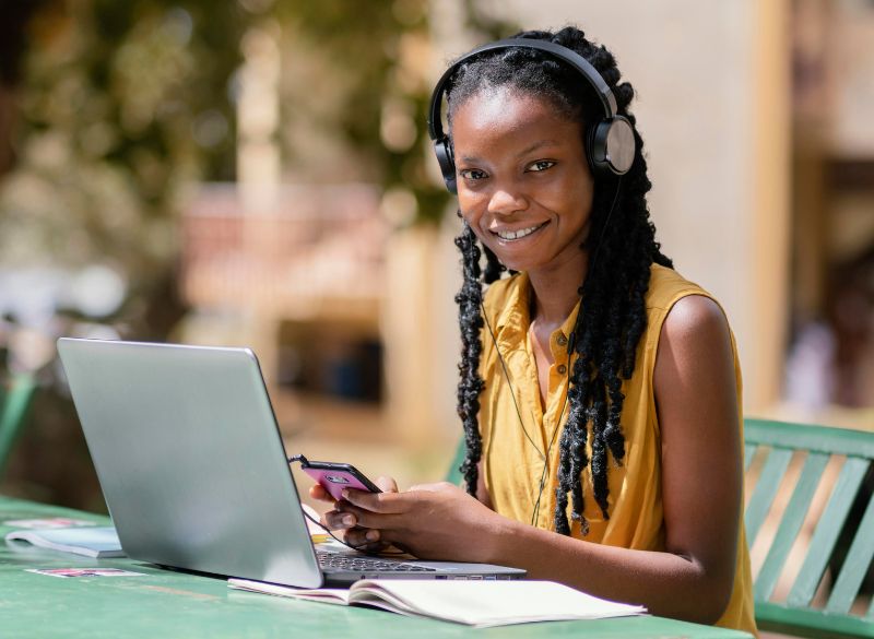 Étudiant ivoirien suivant une formation en ligne sur son ordinateur portable