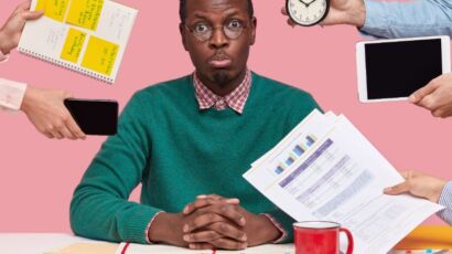Jeune candidat consultant ses alertes d’emploi