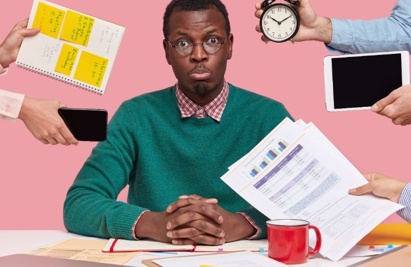 Jeune candidat consultant ses alertes d’emploi