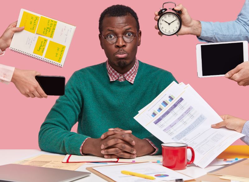 Jeune candidat consultant ses alertes d’emploi