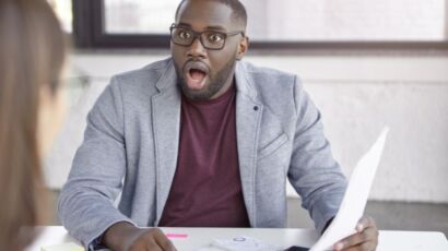 Jeune candidat consultant ses alertes d’emploi Job Alerte Pro