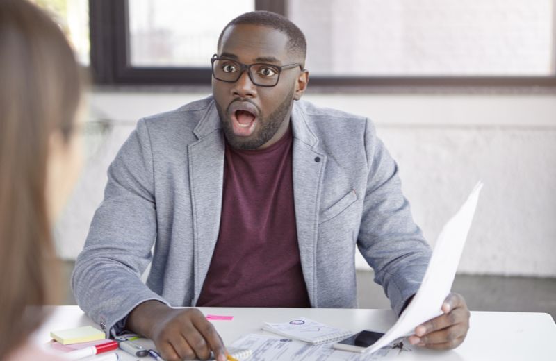 Jeune candidat consultant ses alertes d’emploi Job Alerte Pro