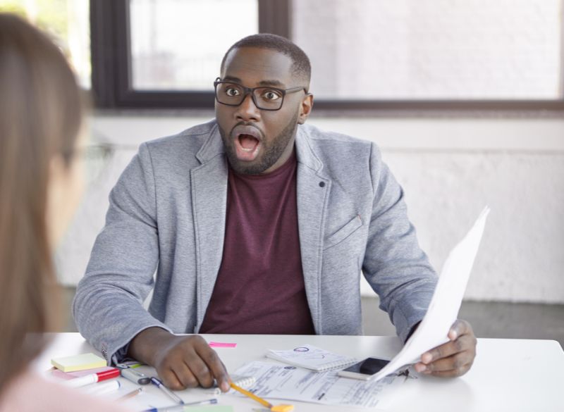 Jeune candidat consultant ses alertes d’emploi Job Alerte Pro