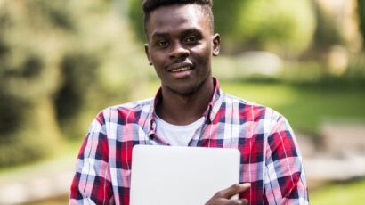 Jeune diplômé en Côte d’Ivoire cherchant un emploi sans réseau