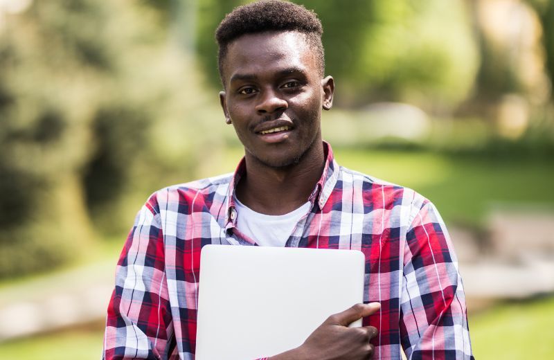 Jeune diplômé en Côte d’Ivoire cherchant un emploi sans réseau