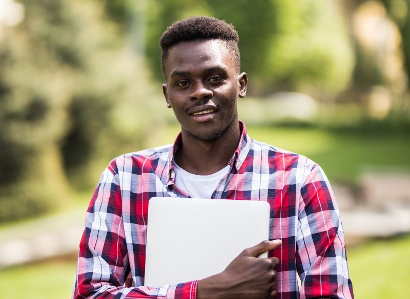 Jeune diplômé en Côte d’Ivoire cherchant un emploi sans réseau