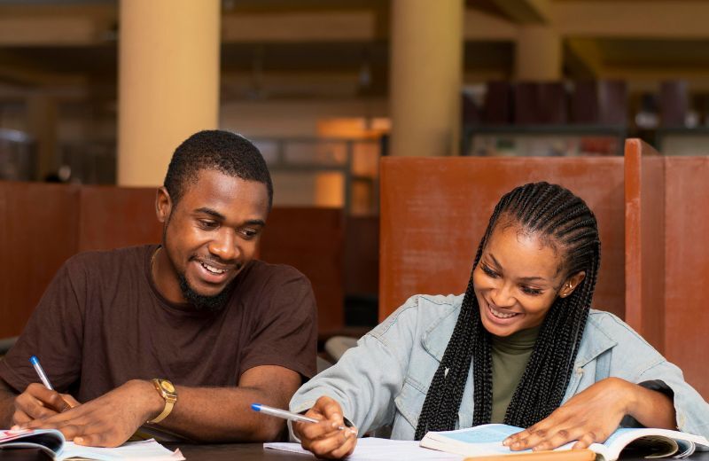 Jeune diplômé en séance de coaching
