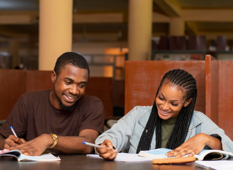 Jeune diplômé en séance de coaching