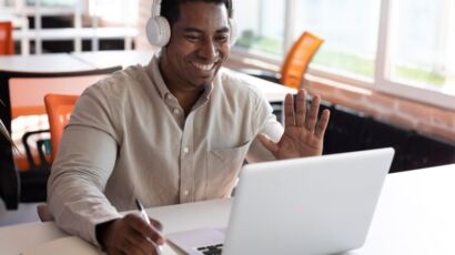 Jeune en formation digitale sur ordinateur à Abidjan