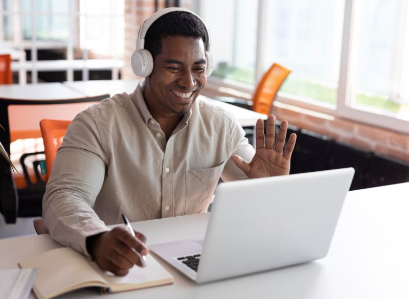 Jeune en formation digitale sur ordinateur à Abidjan