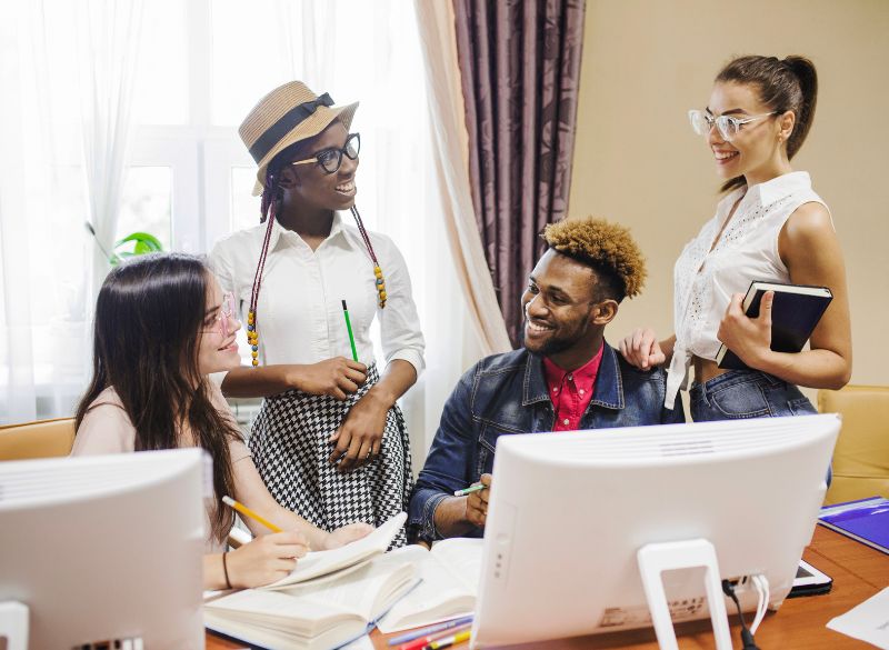 Jeunes actifs en formation continue en cours du soir à Abidjan