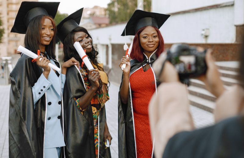 Jeunes diplômés ivoiriens accompagnés vers l’emploi après une formation