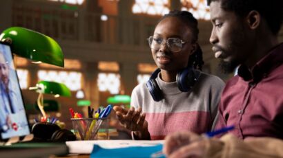 Jeunes en formation pratique aux métiers techniques
