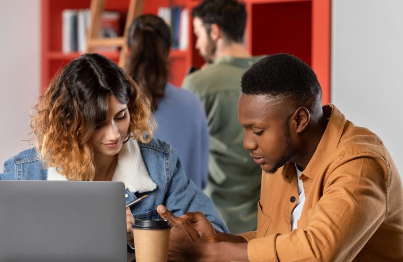 Jeunes en formation professionnelle à Abidjan