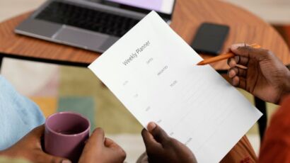 Recruteur comparant un CV et un profil LinkedIn