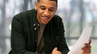 Étudiant ivoirien rédigeant une lettre de motivation pour un stage ou une alternance.