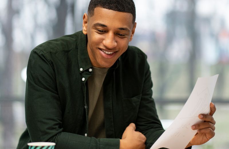 Étudiant ivoirien rédigeant une lettre de motivation pour un stage ou une alternance.