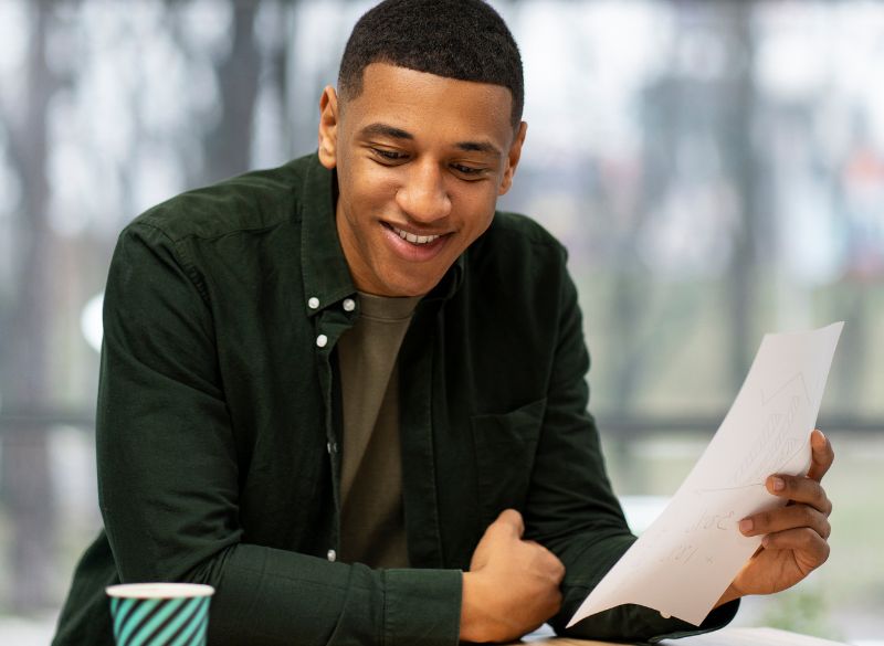 Étudiant ivoirien rédigeant une lettre de motivation pour un stage ou une alternance.