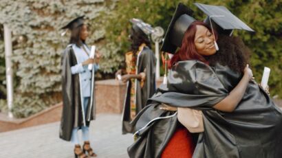Jeune diplômé ivoirien préparant son premier emploi avec un coach professionnel