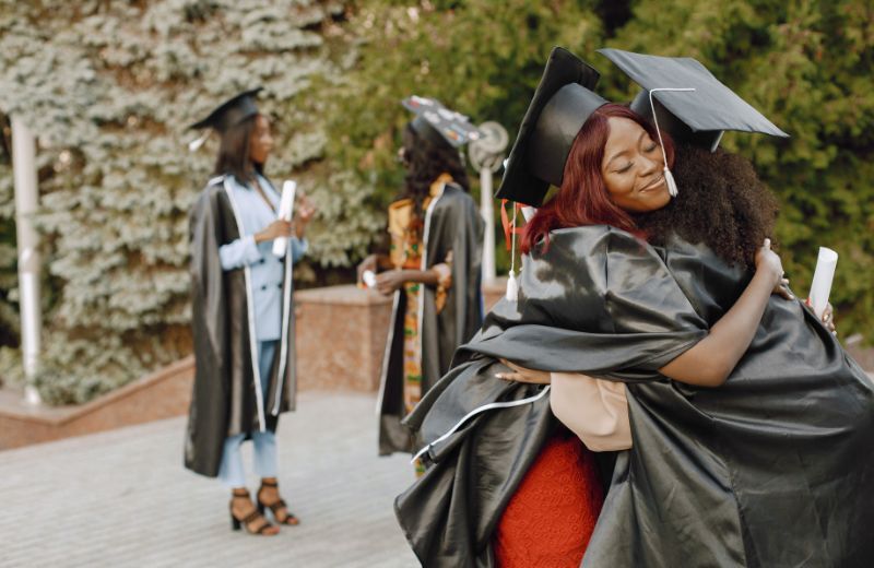 Jeune diplômé ivoirien préparant son premier emploi avec un coach professionnel
