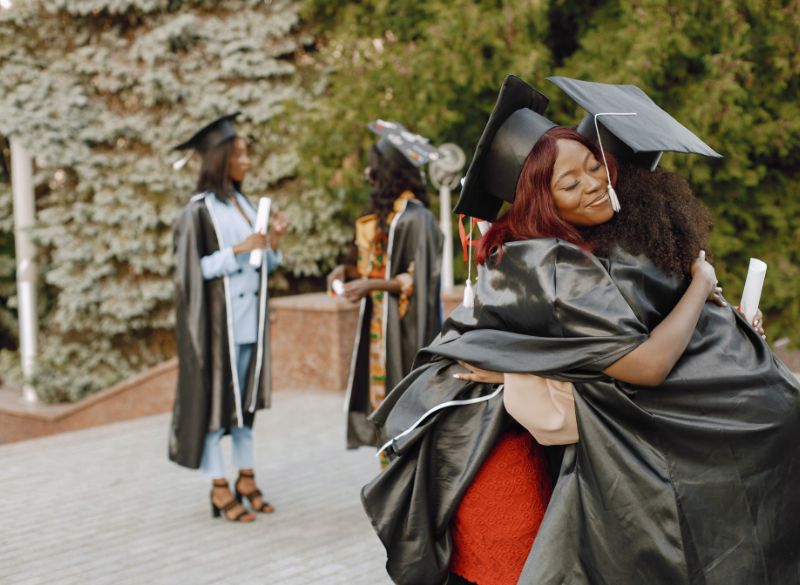 Jeune diplômé ivoirien préparant son premier emploi avec un coach professionnel