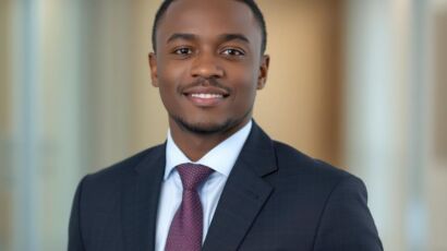 Jeune professionnel ivoirien posant pour une photo CV dans un cadre professionnel.