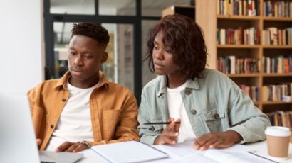 Un mentor accompagnant un jeune diplômé en Côte d’Ivoire