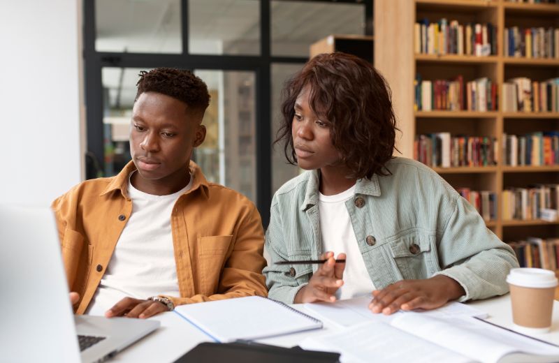 Un mentor accompagnant un jeune diplômé en Côte d’Ivoire