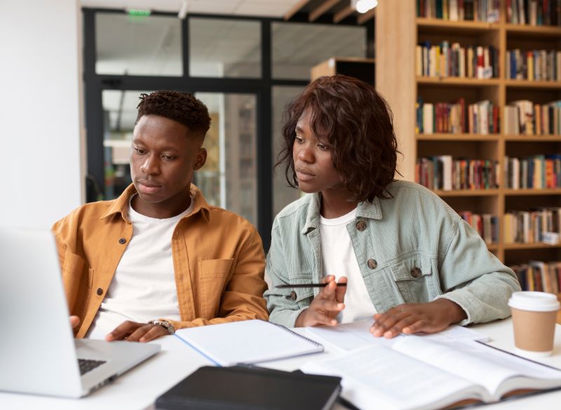 Un mentor accompagnant un jeune diplômé en Côte d’Ivoire