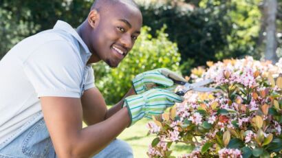 agents paysagistes en formation pratique à Agboville.