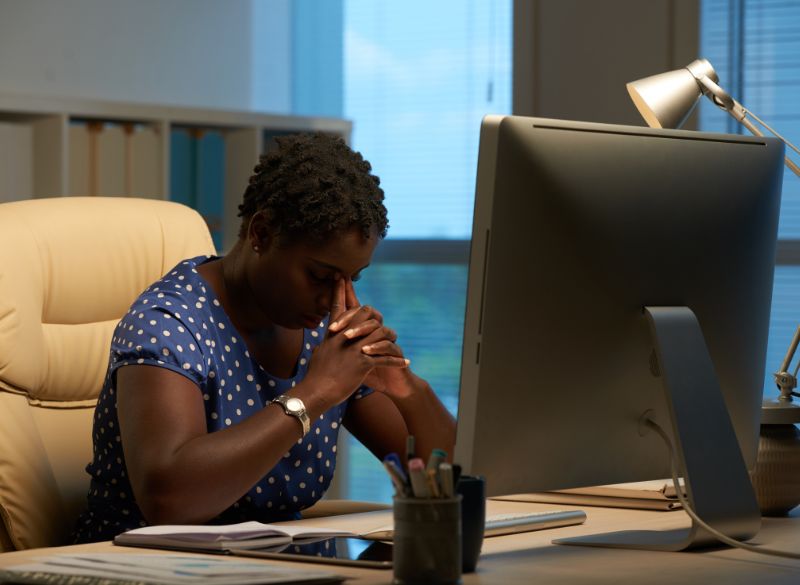 Emplois pour jeunes : comment repérer les offres authentiques et éviter les arnaques